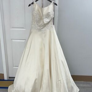 Rebecca Ingram Elegant Cream Embroidered wedding Gown NWOT size 14